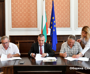 Кметът на Сливен и синдикатите в здравеопазването подписаха Колективния трудов договор за 2023 г. 